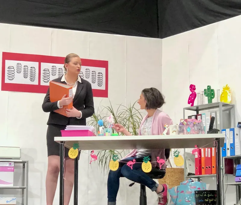 Scène avec Sarah et une autre comédienne dans la pièce