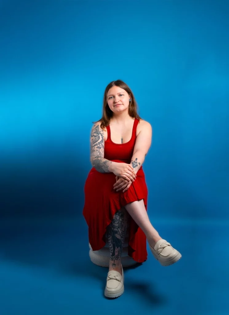 sarah_boog_assise_fond_bleu