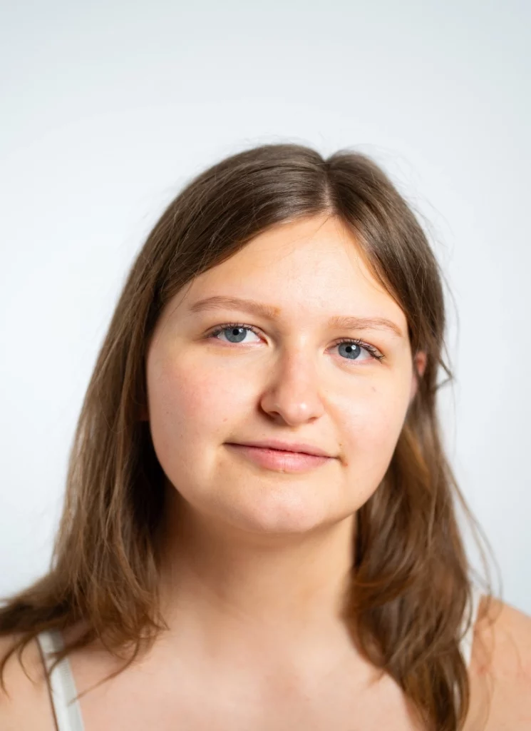 sarah_boog_comedienne_de_face_fond_blanc