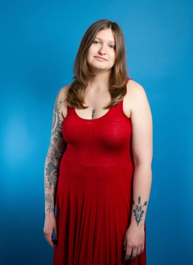 sarah_boog_comedienne_debout_fond_bleu_2
