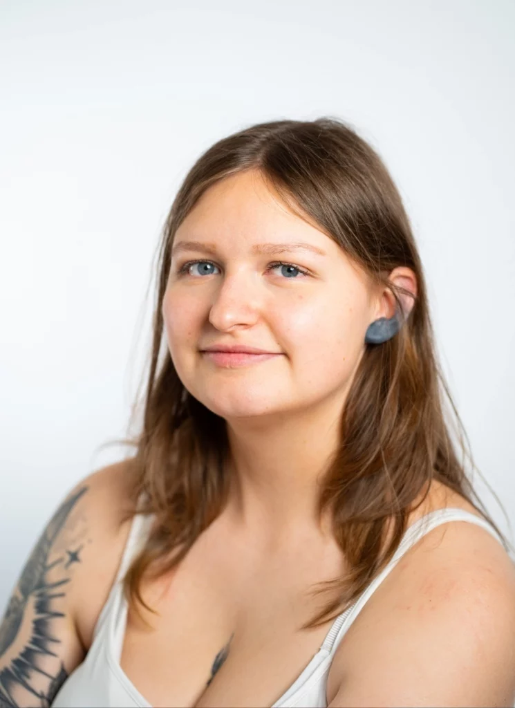 sarah_boog_comedienne_portrait_fond_blanc