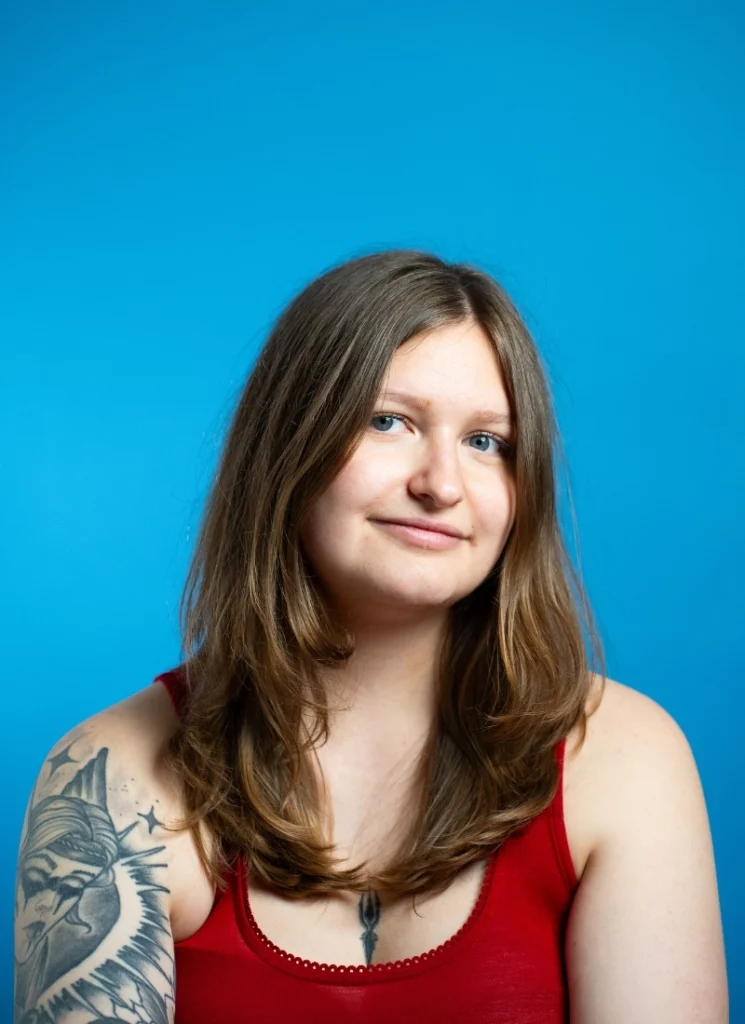 sarah_boog_comedienne_portrait_fond_bleu